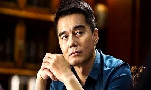 40岁王鸥最近在节目里摊手说自己“无戏可拍”，一句老实话把演员江湖里的潜规则翻了