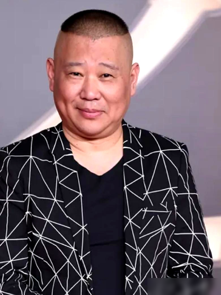 郑好直播说郭德纲太傻，钱早赚够了还不撤，换他立马解散德云社，找个海边躺着去。这话听着像真心话，其实是