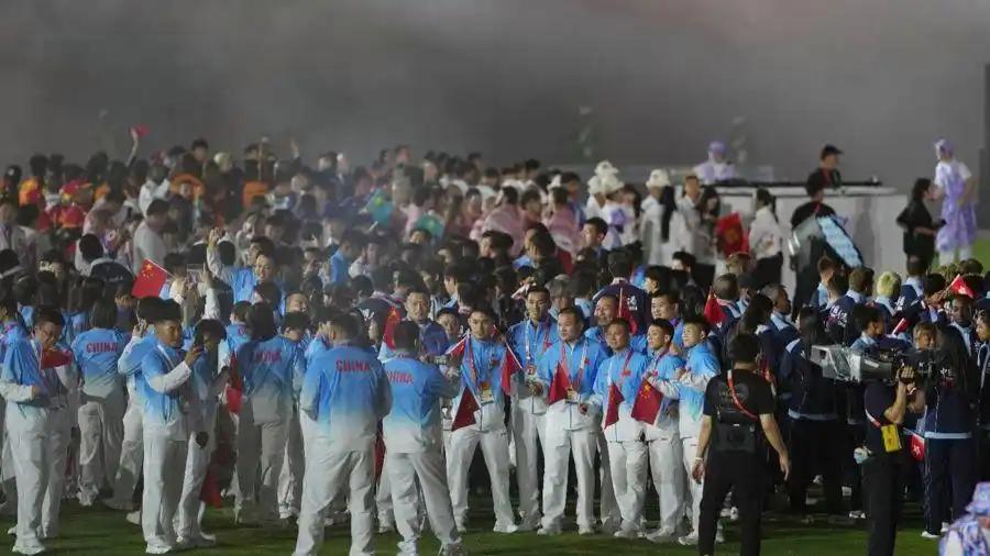 名古屋亚运会闭幕式，中国代表团一出场，不少观众愣住了。不是因为耀眼的金牌战绩，而