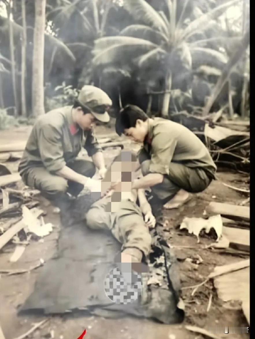 两名战友在整理牺牲烈士的遗体，这一幕让人动容。铁道兵熊汉俊烈士牺牲后，女军医为