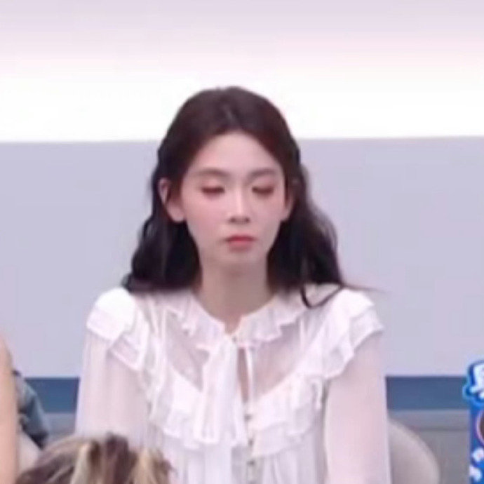 陈瑶困成啥了陈瑶在后台打瞌睡陈瑶困成啥了