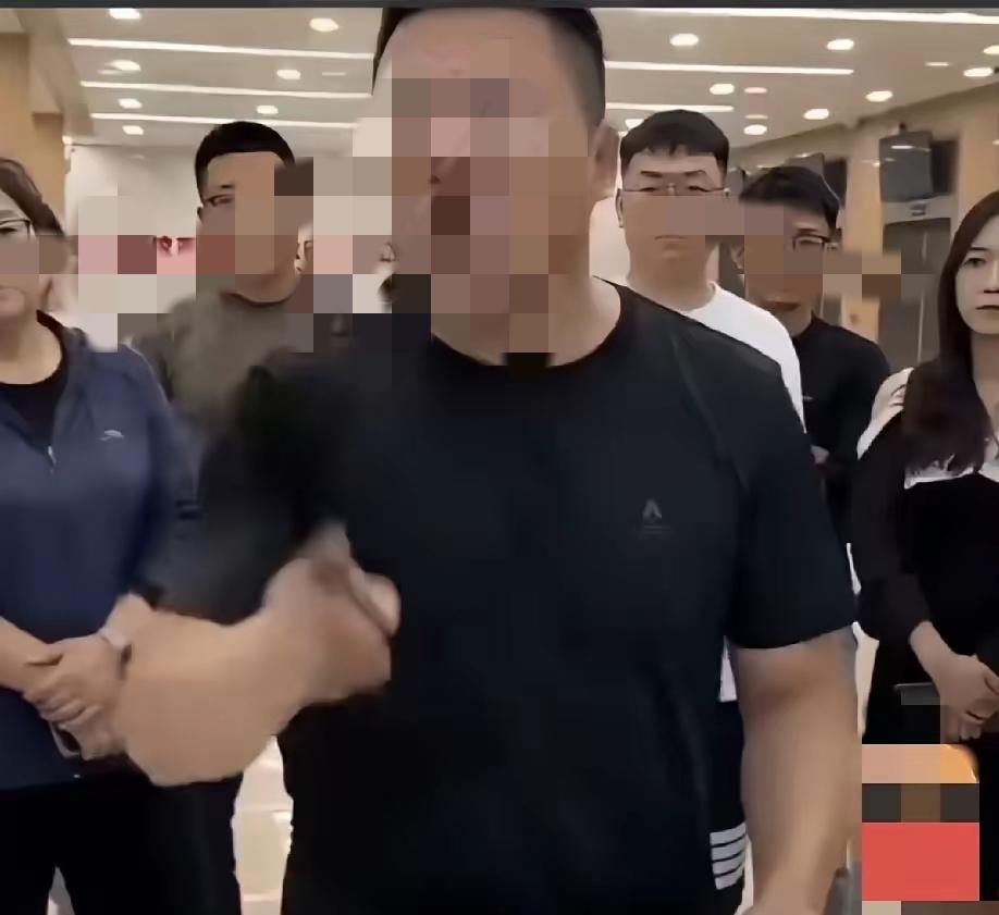 一位父亲大闹网贷公司，句句扎心，怼到网贷公司工作人员呆若木鸡这位父亲一开口