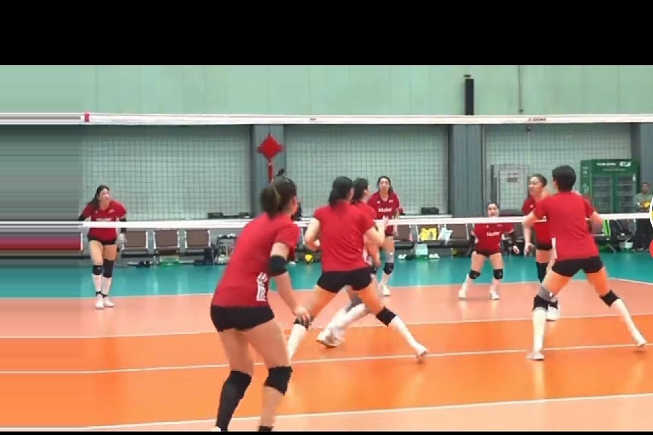 从背影看，以为李盈莹参与了对抗训练，着实吃了一惊，后来换个镜头一看，原来是季雨潇