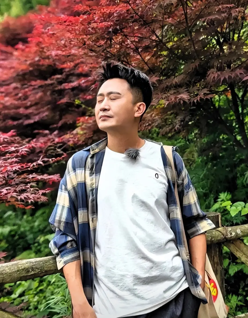 主持人杨帆携妻女国外旅游，为什么会引起很大争议，原因有三。第一个，作为一名央