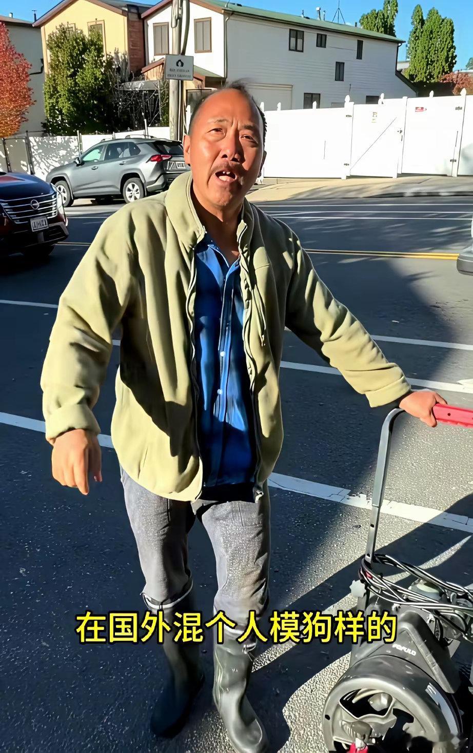 洛杉矶郊区一段短视频火了,镜头里的山东大哥把吸粪车软管往化粪池一插,抬腕看表“十