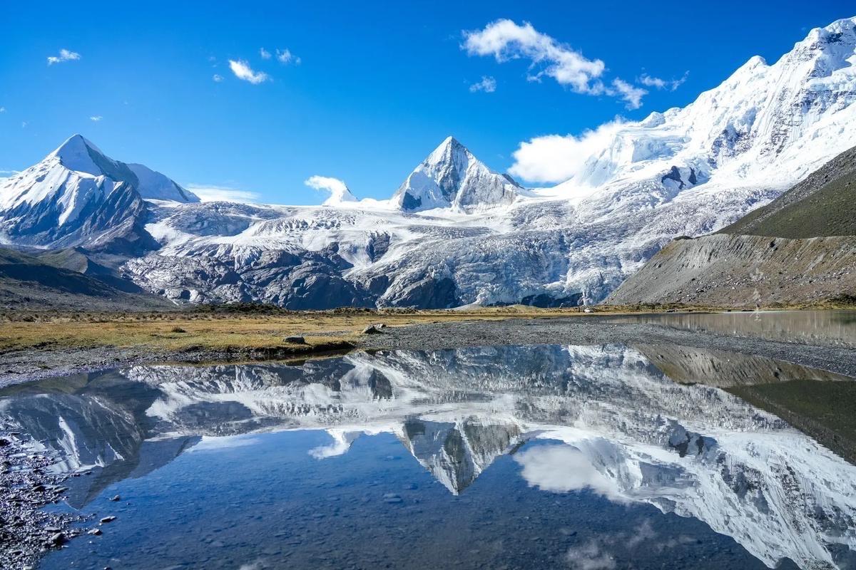 一位63岁的旅游博主说：“退休以后最好的旅游方式，就是没事干的时候，买张绿皮火车