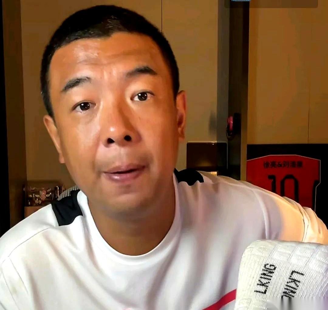 有人劝他赶紧跑路，出国躲躲。说圈子里要“大扫除”了，怕脏水溅到他身上。他没走