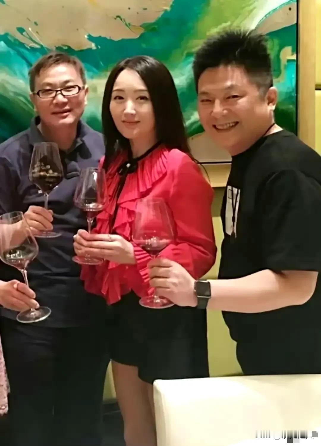 杨钰莹这状态也太绝了吧！都54岁了，跟俩男闺蜜合照，看着跟24岁小姑娘似的，皮肤