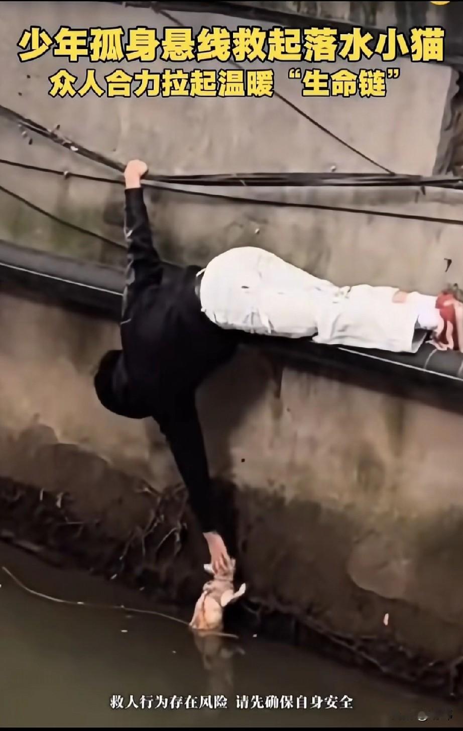 泪目了！这天一位小哥哥去河边跑步，当他来到一个江滨公园的时候，看到很多人围在那里