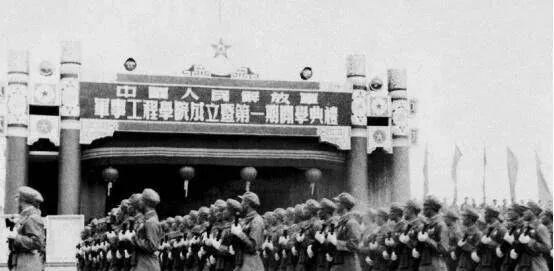1953年哈军工正式开学，学员里有不少开国将军的子女。作为院长的陈赓大将定下规
