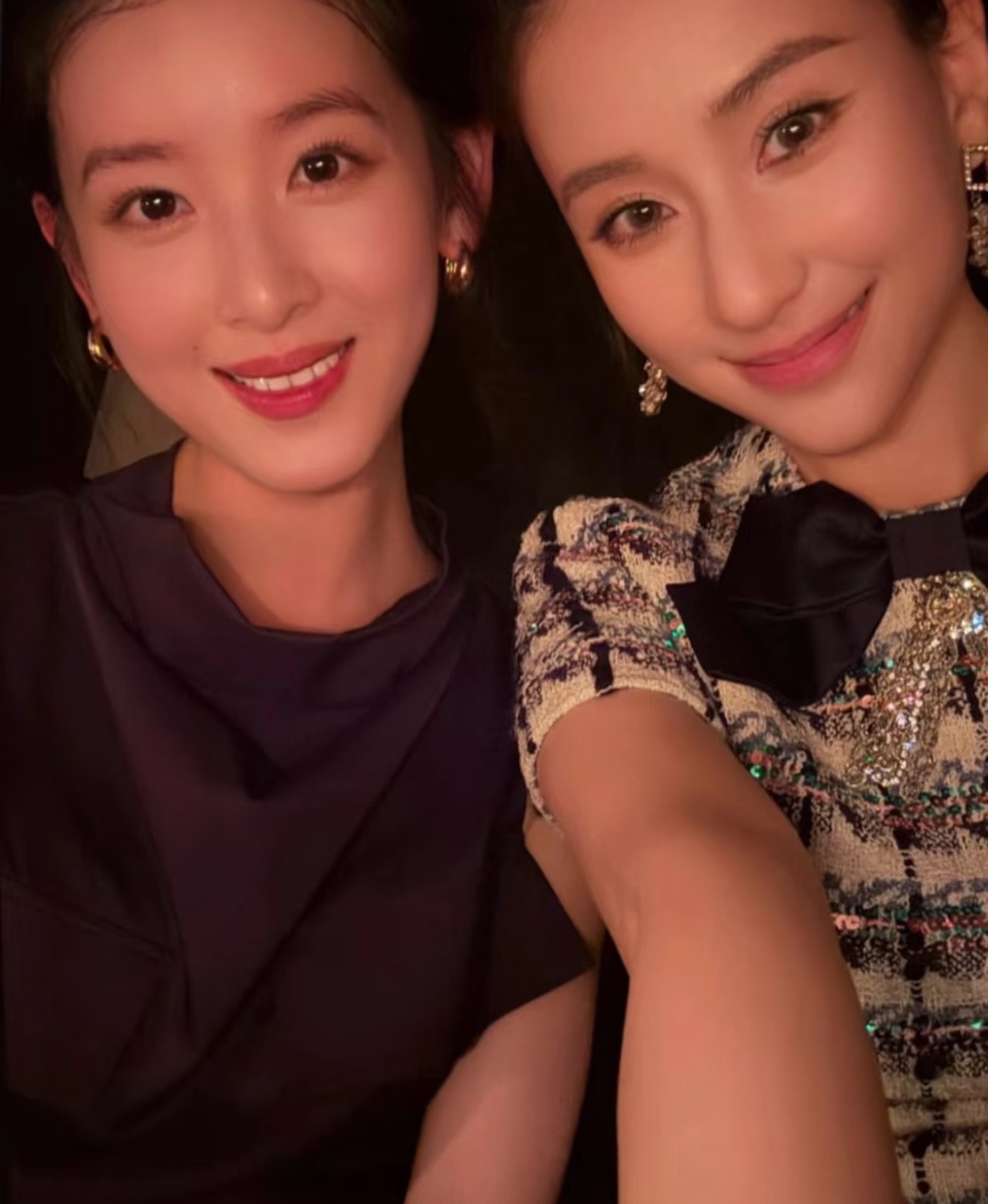 章泽天ins更新了和何超莲的同框照～​​​