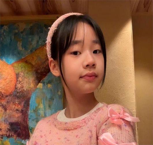 4月6日，小S在社交平台为三女儿许曦恩（Alice）庆祝14岁生日，配文搞怪称“