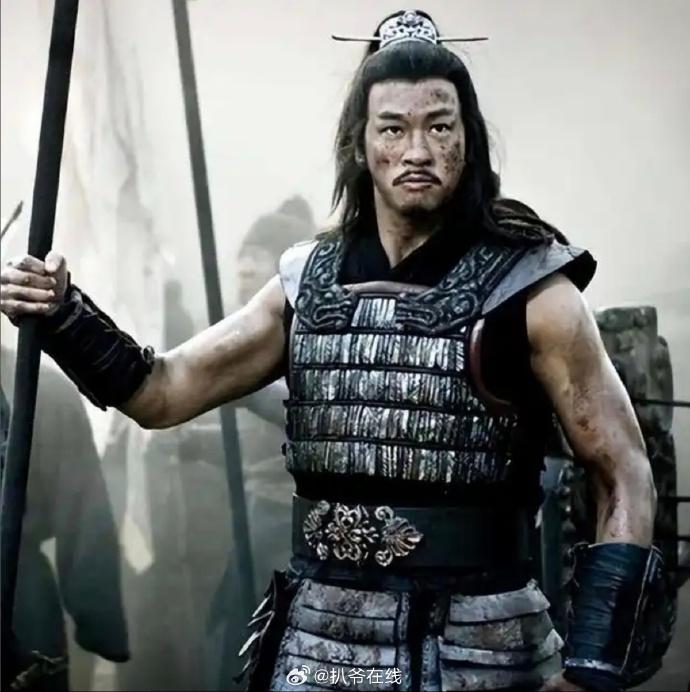 何润东曾在采访里聊起过演项羽时的一段经历。当初导演跟他说，拍铠甲打仗的戏份时，最