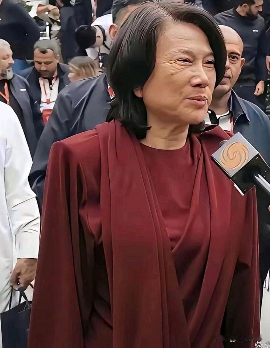 这样的女人，无须用颜值来定义……今天，看到董明珠女士接受采访，离开了美颜镜头