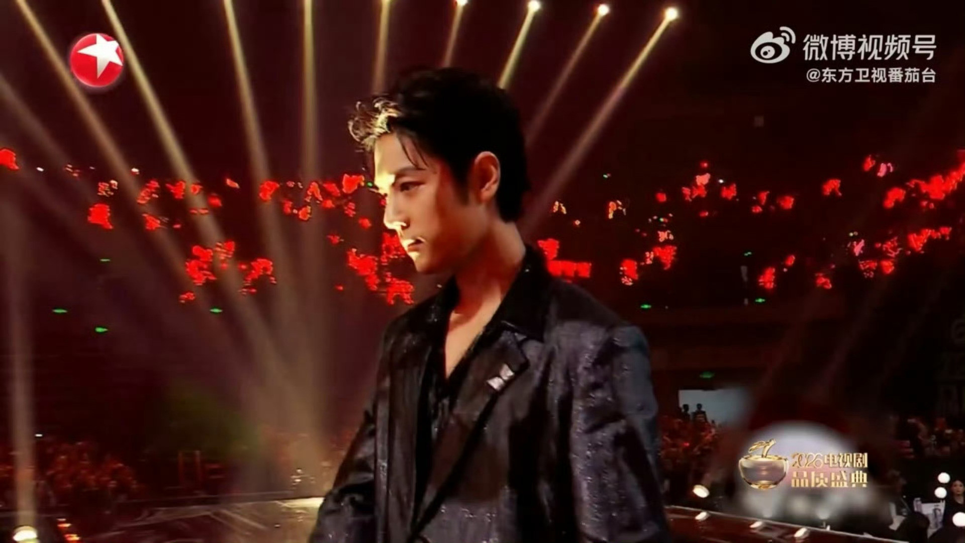 肖战的又一高光时刻，这步伐迈得很有劲儿，一整个意气风发