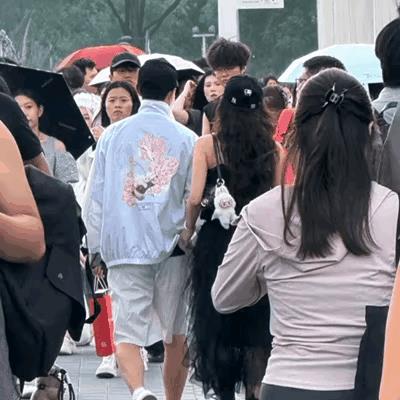 6月29日的马龙很亮眼，这次不是参加比赛，不是参加乒协活动，也不是出席商务