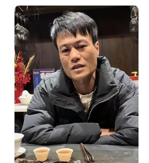 拖车费1400元你认了，修车师傅指着轮胎说1780，你转身就拉他去别家问价。市