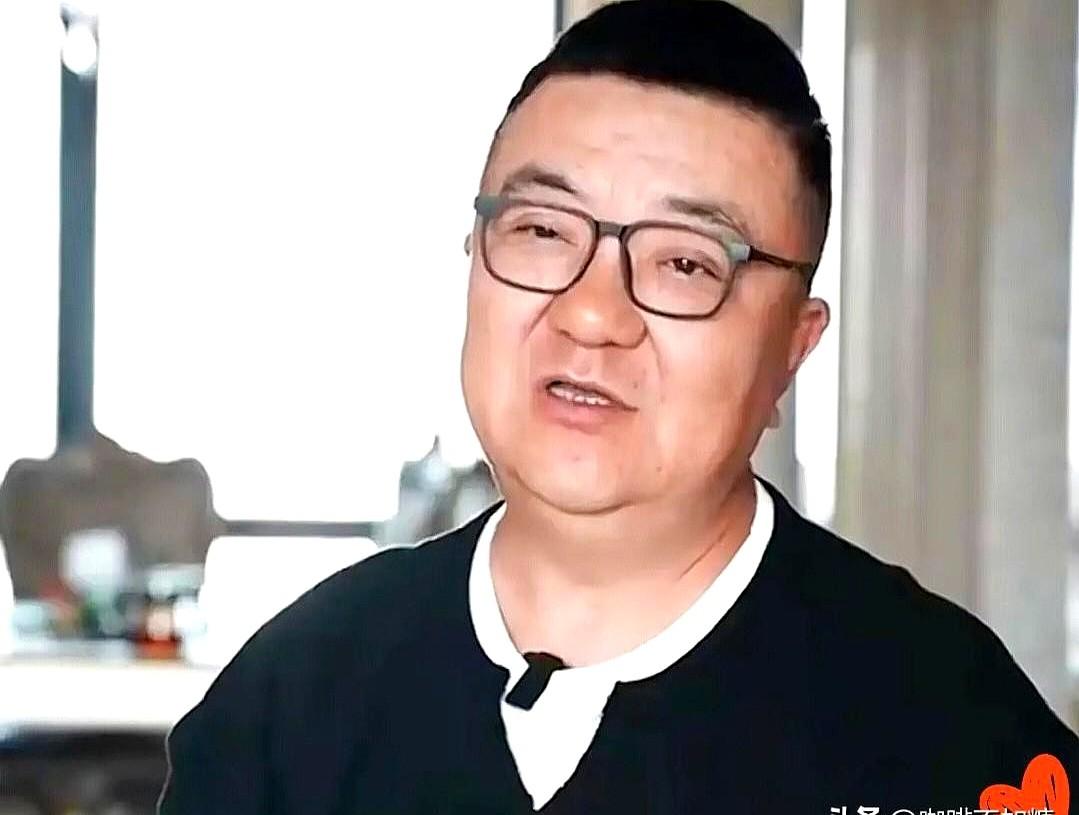 原版接机视频里，孩子明明提了董路干爹，结果被剪得一干二净。14岁李昊炎，中国
