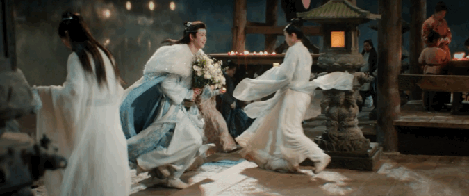 世界寄露捧花名场面寄灵亲手为她采花，笨拙又真诚地诉说心意，这一幕真的狠狠戳中我