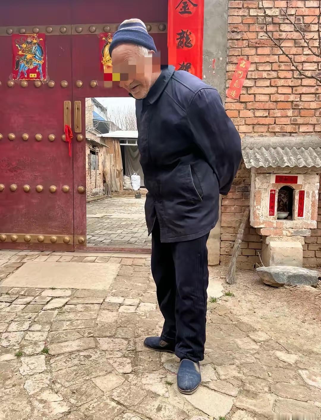 一个八十岁的老爷爷，上午刚和女儿吵完架，中午简单吃了点剩饭菜，默默收拾好自己穿了