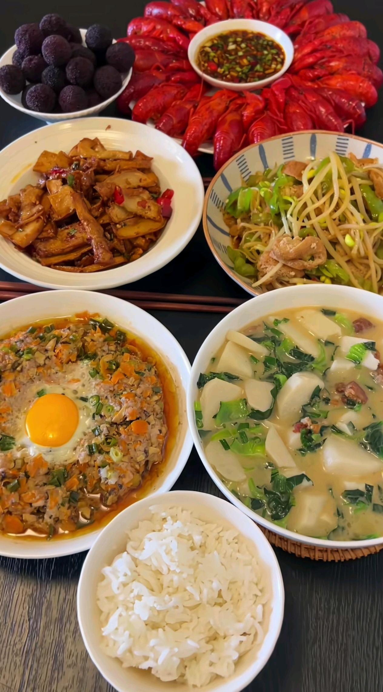 表妹在宁波定居多年，饮食习惯早已融入当地。她家的一日三餐精致讲究，家常菜色香