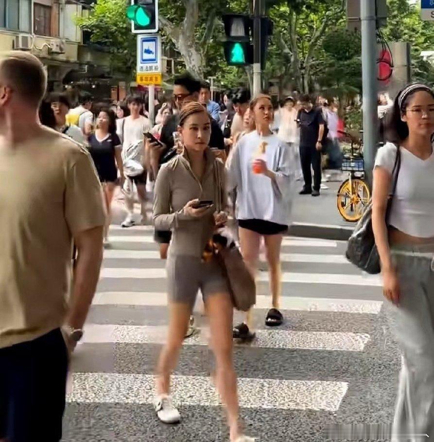 街头的何超莲，身材体态也太好了吧！脚下生风，走路带气场，这步伐一看就是练过的#街拍#​