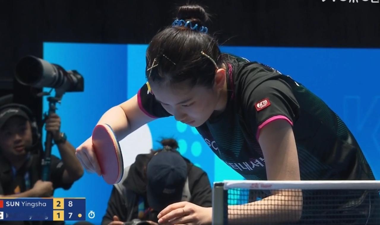 孙颖莎很有礼貌，她打了一个擦网球！她的粉丝欢呼，孙颖莎立马摆摆手，意思是：