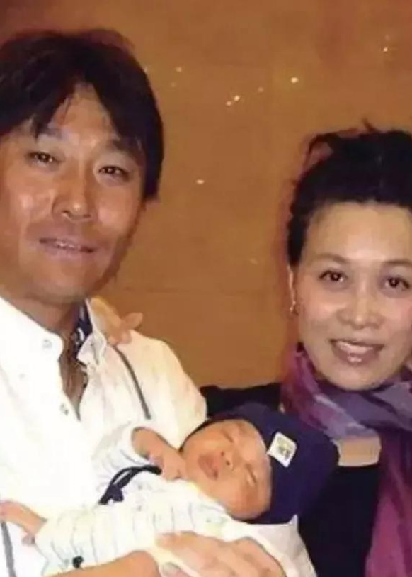2004年，那英未婚先孕，为足球运动员高峰生下了一个儿子，取名高兴。可还没出月子