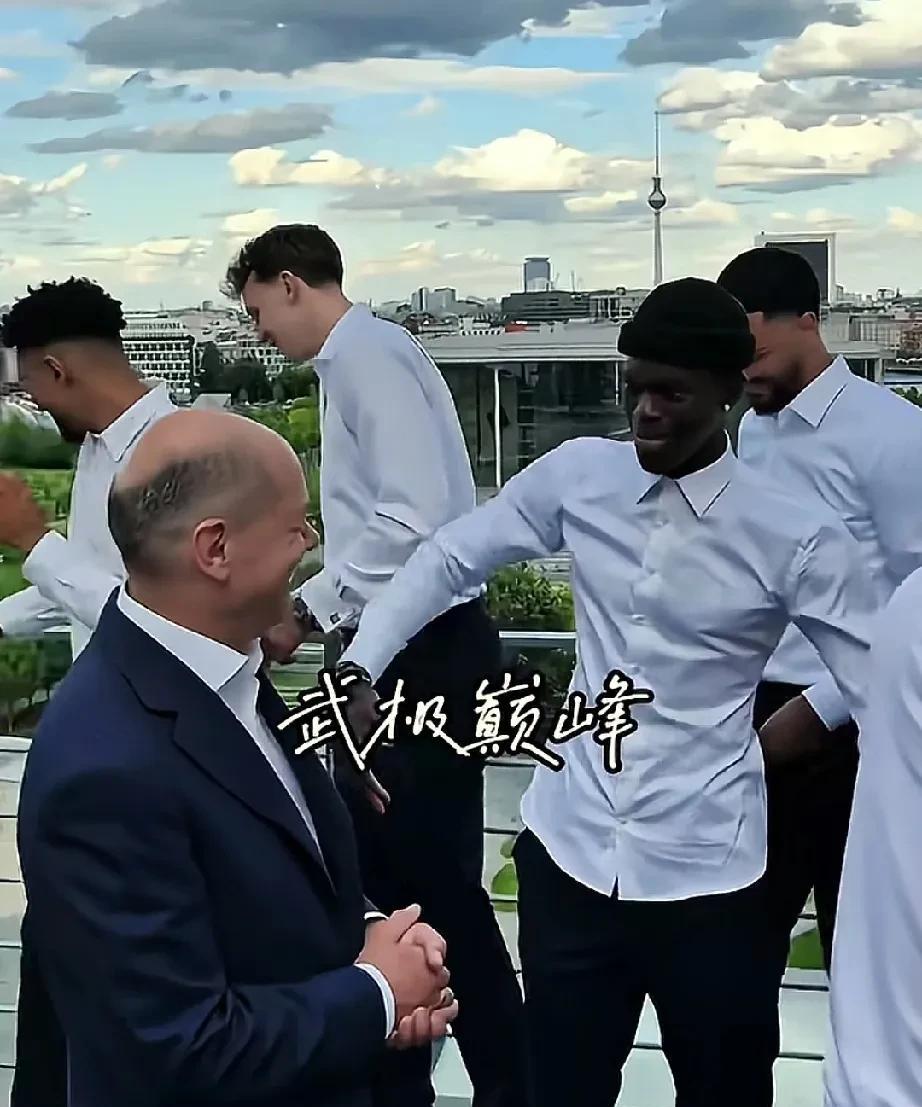 施罗德也是好起来了，敢拍德国总理！近日，德国总理塑尔茨亲自接见德国男篮，祝贺夺