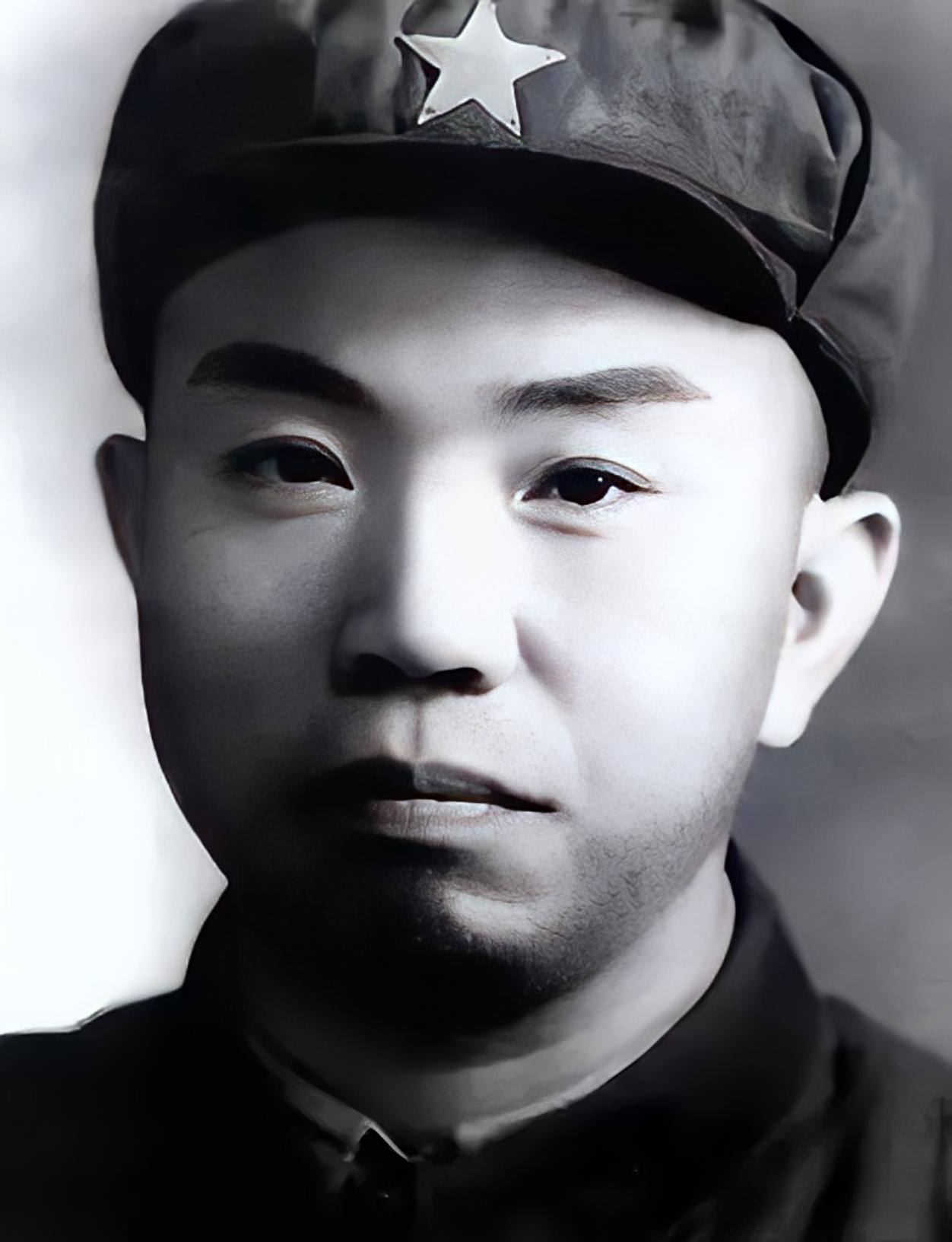 1952年，湖北军区司令员王树声在商店买东西时，盯着一个售货员看了一会，发现此人