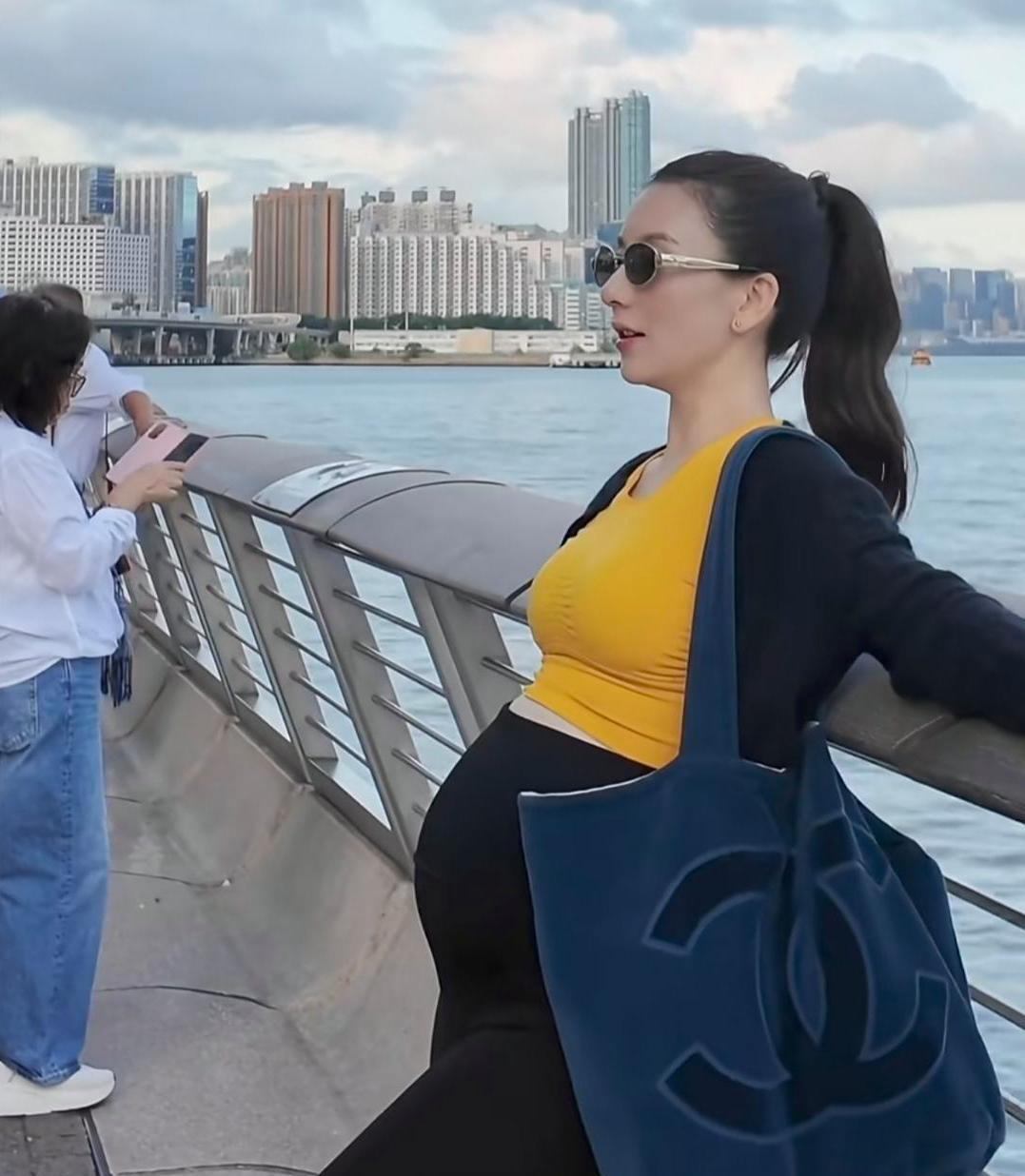 郭富城老婆方媛去健身房锻炼，怀孕还那么自律，她已经怀三胎9个月了，肚子很明显，整