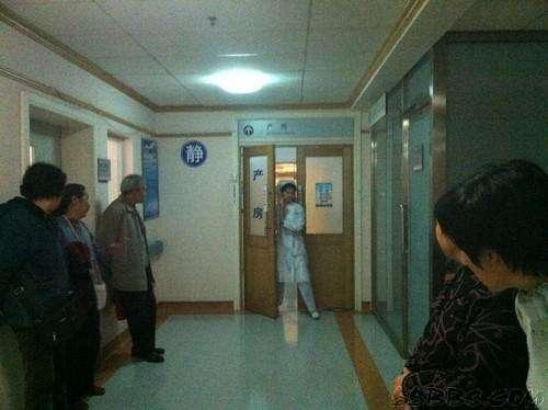 产妇独自来医院生娃, 产房外6岁女儿坚守, 道出实情后让来落泪