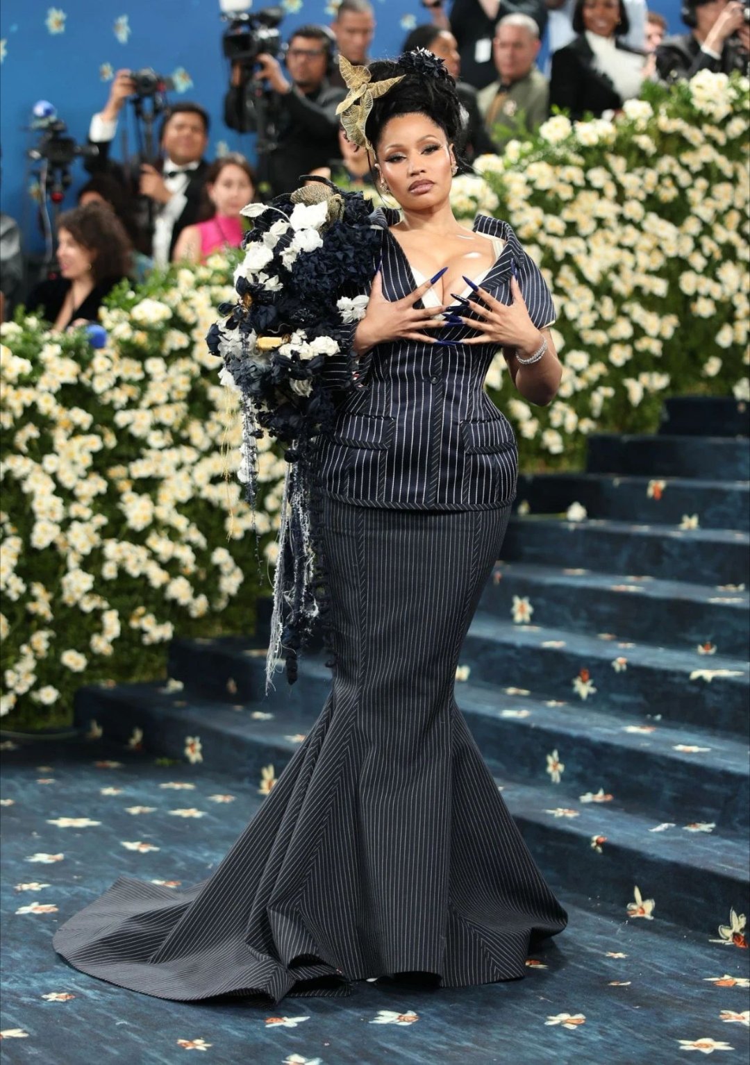 MetGala红毯上，“麻辣鸡”（NickiMinaj）一袭造型成为亮点。她身