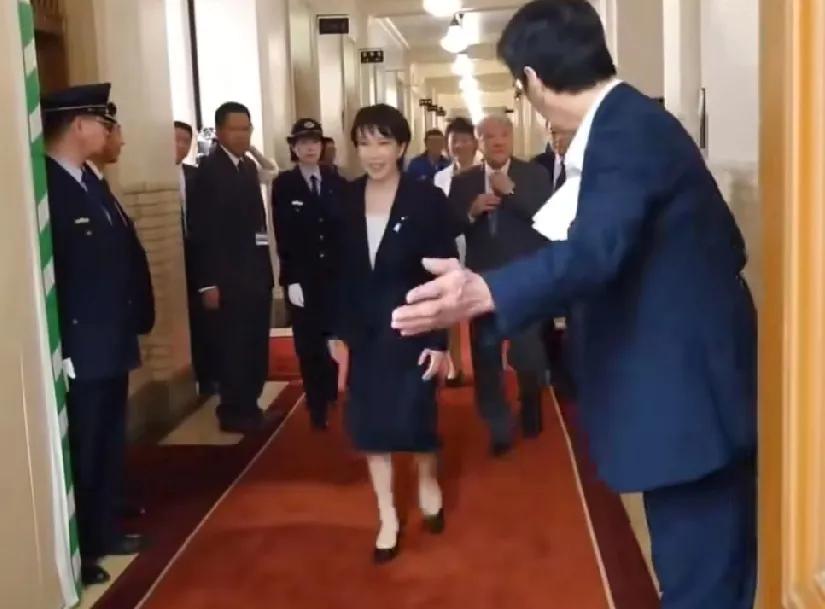 高市早苗真拼啊！凌晨三点就已经抵达首相府邸开会，她睡不着觉，她身边的官员也不能睡