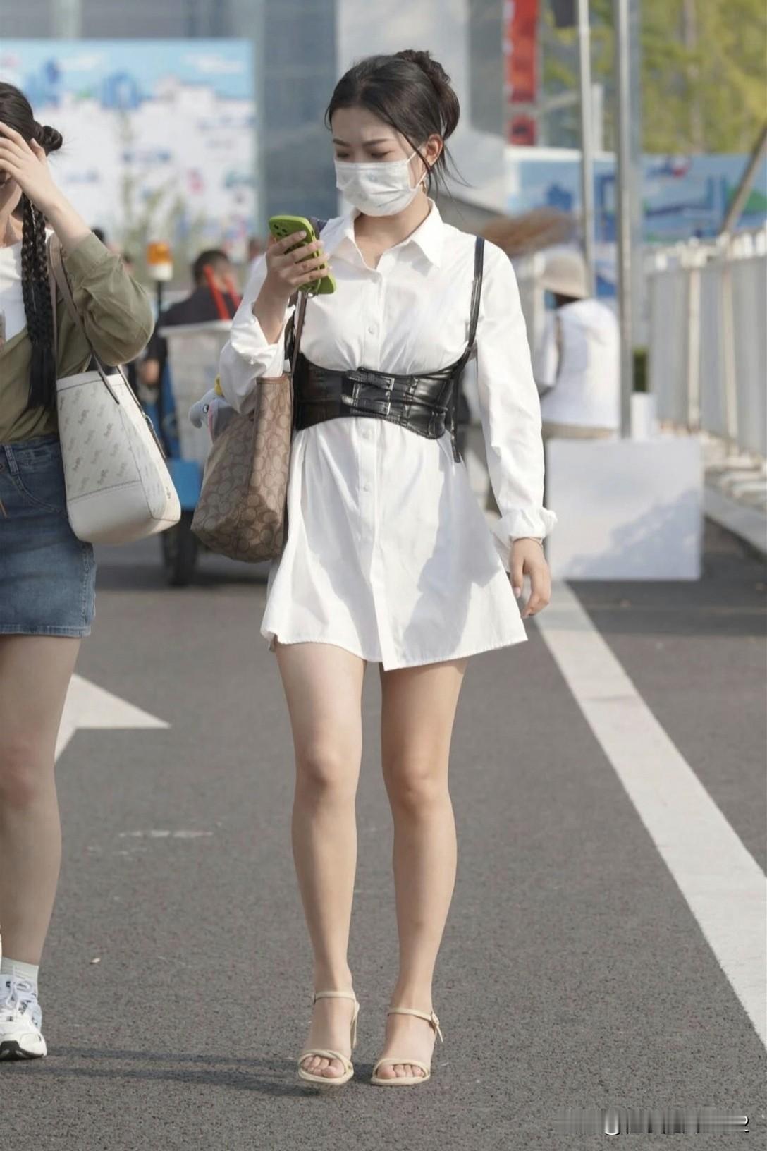 夏日清新穿搭，白色衬衫裙搭配黑色腰带，简约又时尚