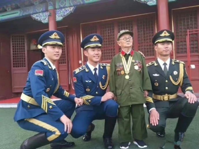 这位个子不高的老兵在年轻战士的簇拥下显得异常高大！他叫李安甫。在抗日战争时期，