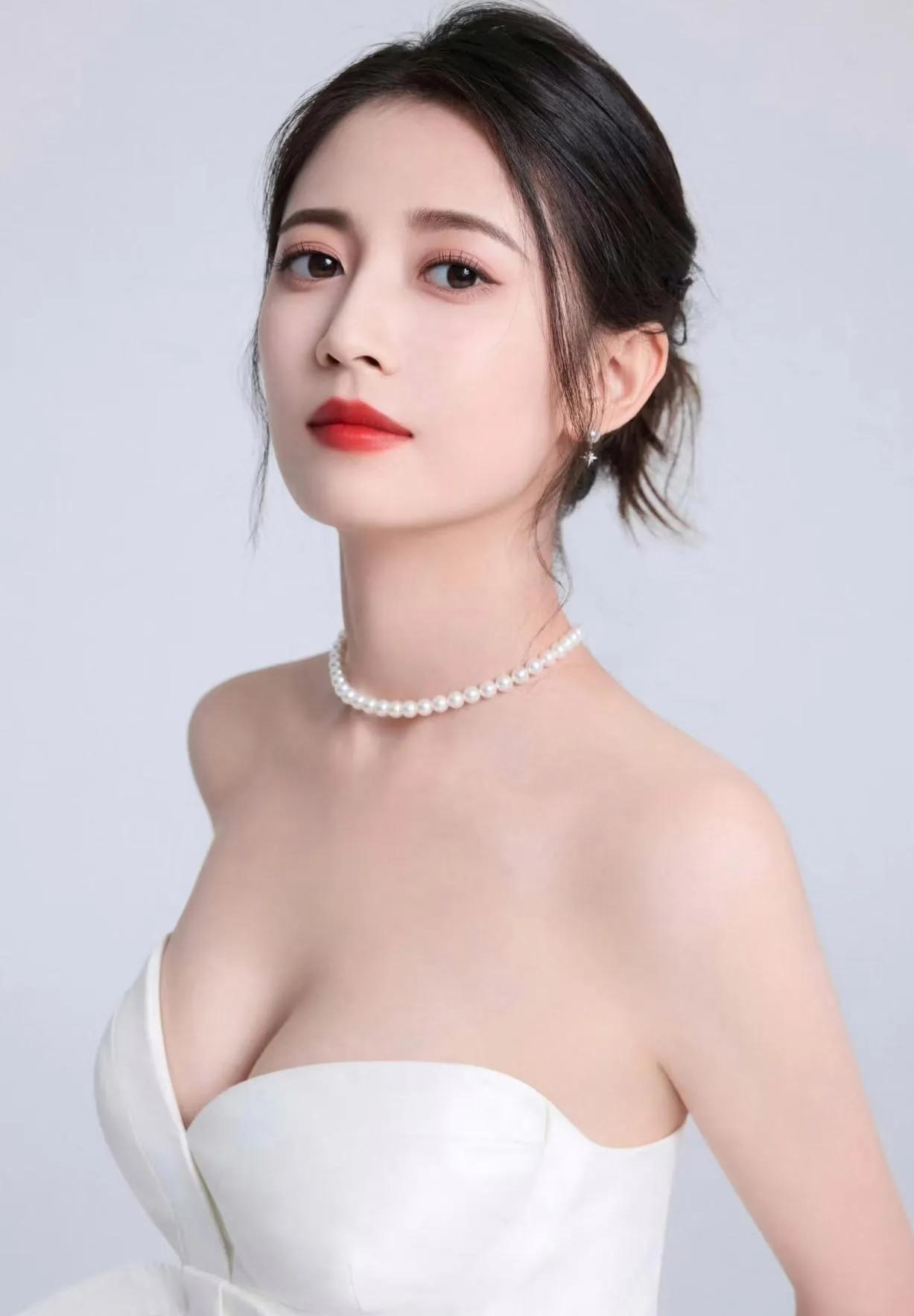 陈钰琪白裙造型太绝了！优雅又高级，谁看了不心动陈钰琪这身白裙造型简直是优雅