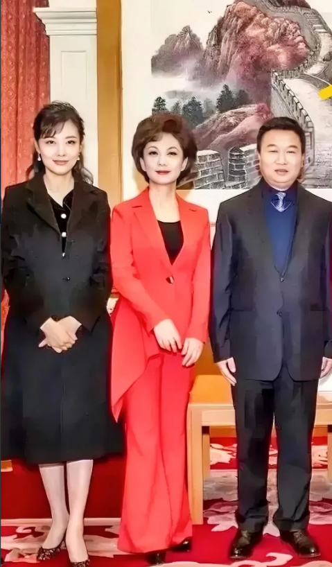 一直认为周涛的才华和气质都是最好的，为啥海霞站C位呢？我认为，周涛应该超过海霞的