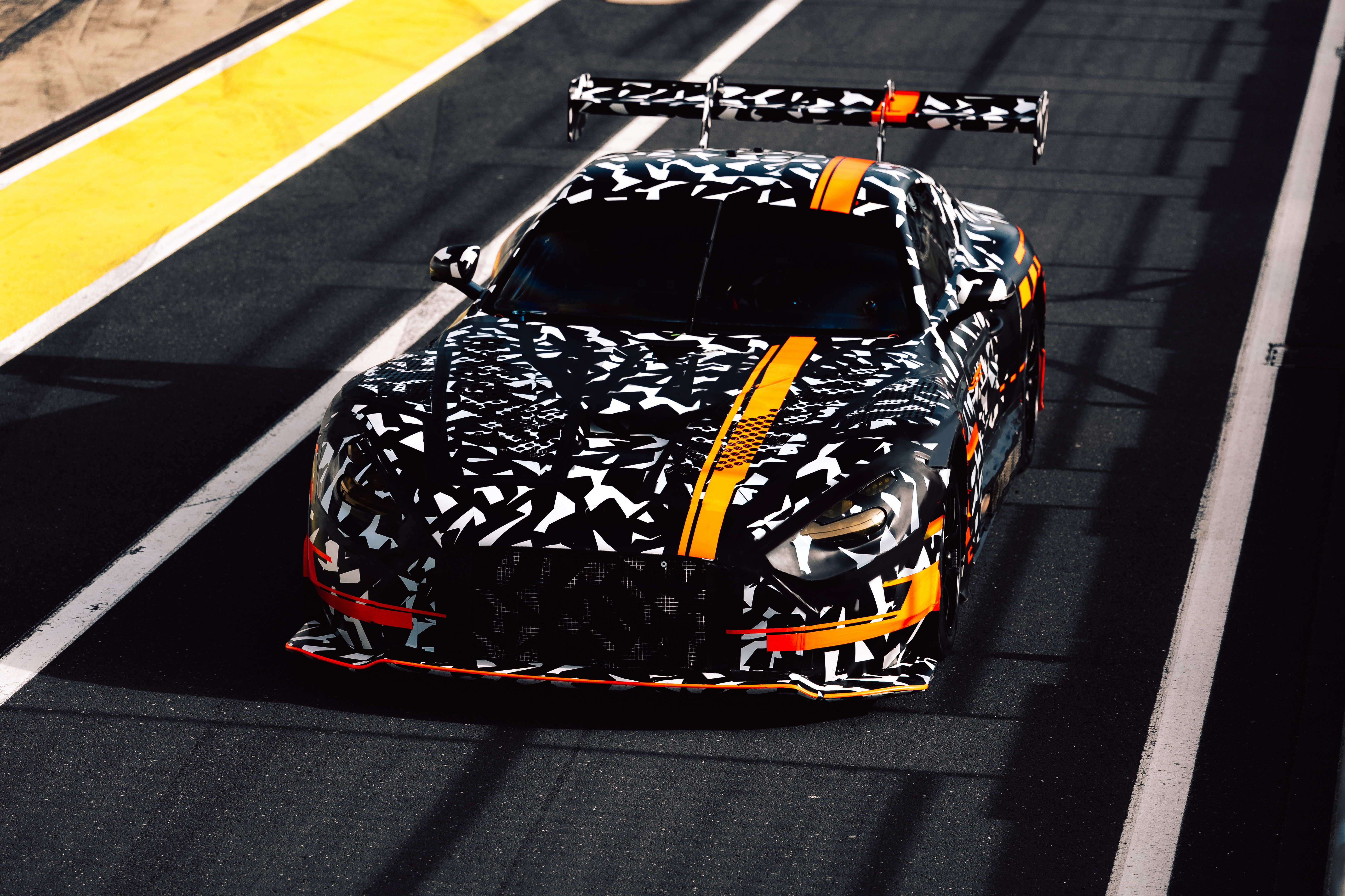 性能巅峰再升级。梅赛德斯-AMG基于GTTrackSport概念车平台，将推