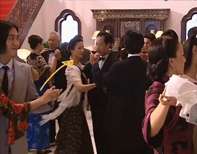 刘亦菲妈妈居然也在金粉世家里客串过，她这颜值比刘亦菲还高吧！​​​