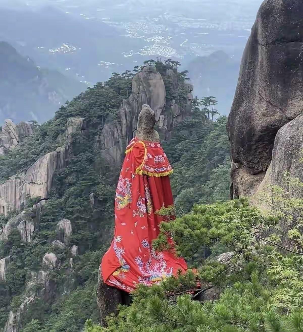 穿上衣服后，感觉老远看见高低磕三个头，太吓人了！