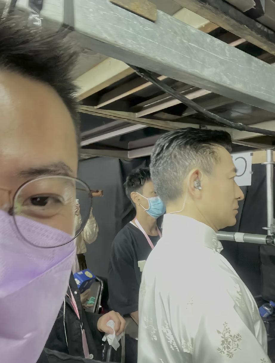 前几天张德兰红馆演唱会，网友在后台拍到了刘德华，侧面看还是挺老的，有白头发颈纹好