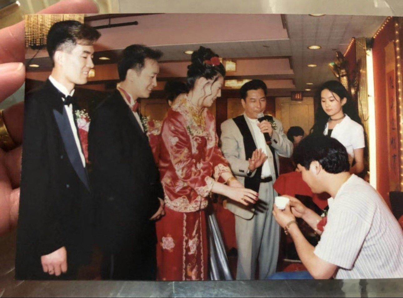 笑到了，热巴粉拿着这几张图说刘亦菲小时候在美国端盘子当服务员。她们真的不是来安利