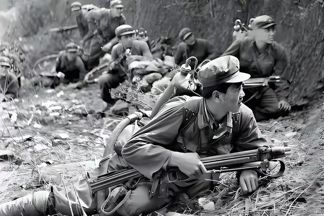 以前自卫还击战战士戴布帽子，条件还没达到每名士兵配备钢盔（图一），到了1984年