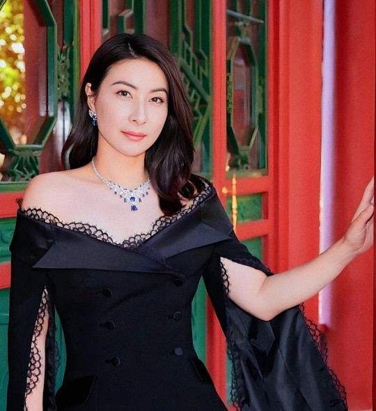 霍启刚郭晶晶一家逛街买奶茶霍启刚郭晶晶一家逛街买奶茶也太戳人了！褪去豪门光环，两