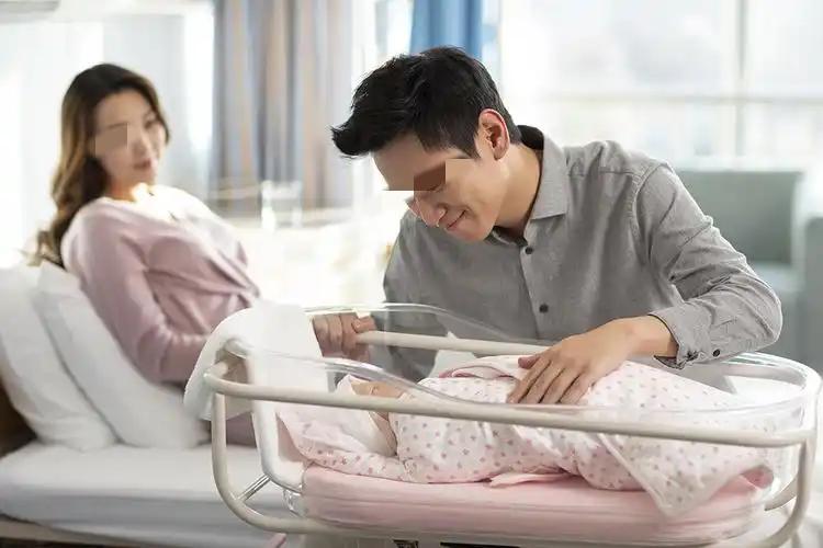 上海，妻子怀孕37周，眼看着马上就要生产，生活也不方便，男子按照当地规定向公司申