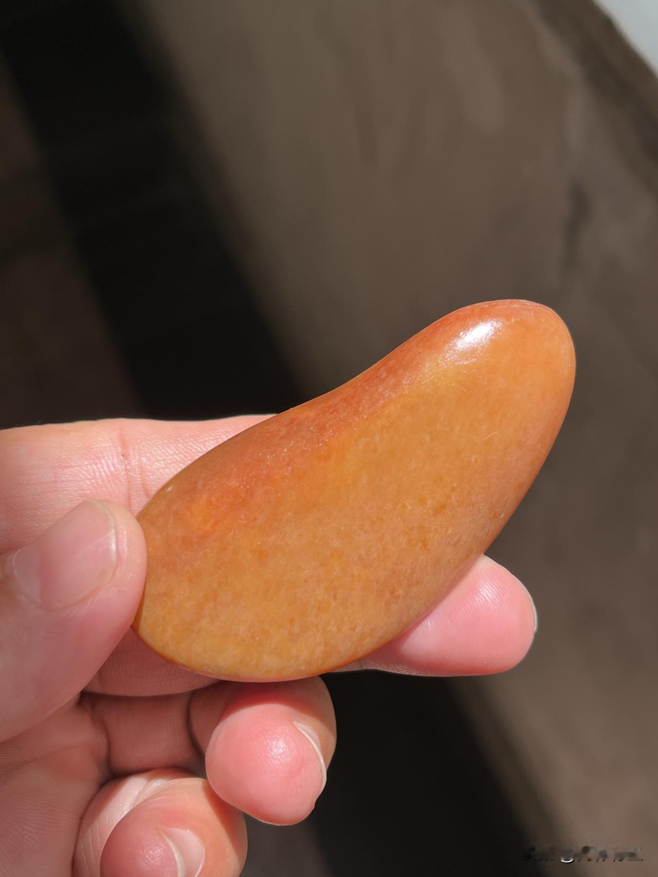 和田玉籽料原石黄沁全玉种老熟。料子完整无裂质底细腻。。其实镶嵌应该非常不错可是现
