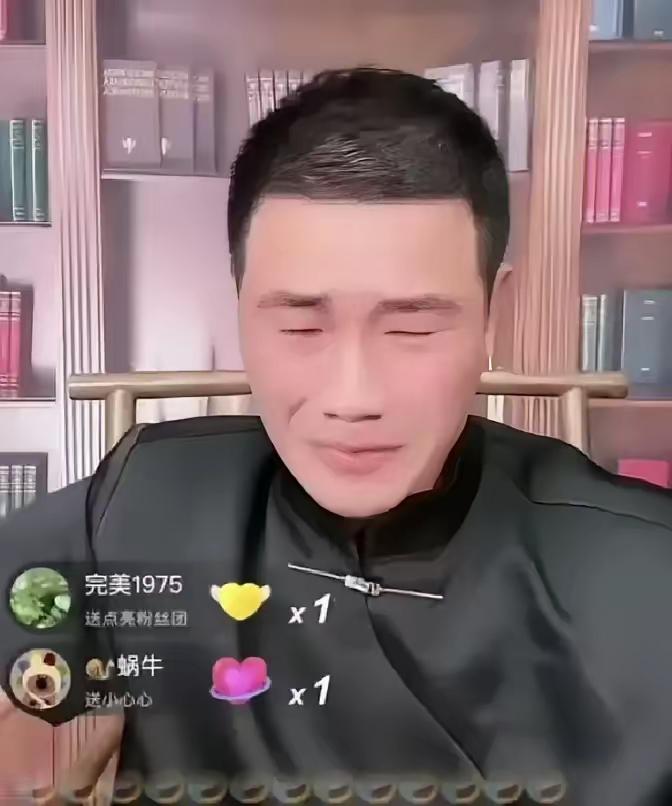 嘎子谢孟伟直播仅3分钟，便突遭违规断播，他怒拍桌子，大喊：“凭什么断我粮！”嘎