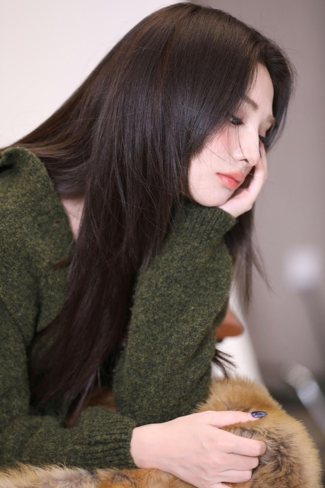 彭小苒换美甲了 指尖解锁彩虹暴击！彭小苒的新美甲是把糖果罐打翻在指尖吧～粉蓝黄