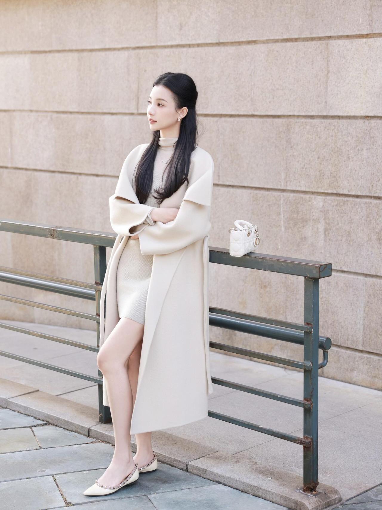 想把半身裙穿出时尚感和女人味，这里有不少门道。颜色上，尽量不花哨。像刘涛穿的牛